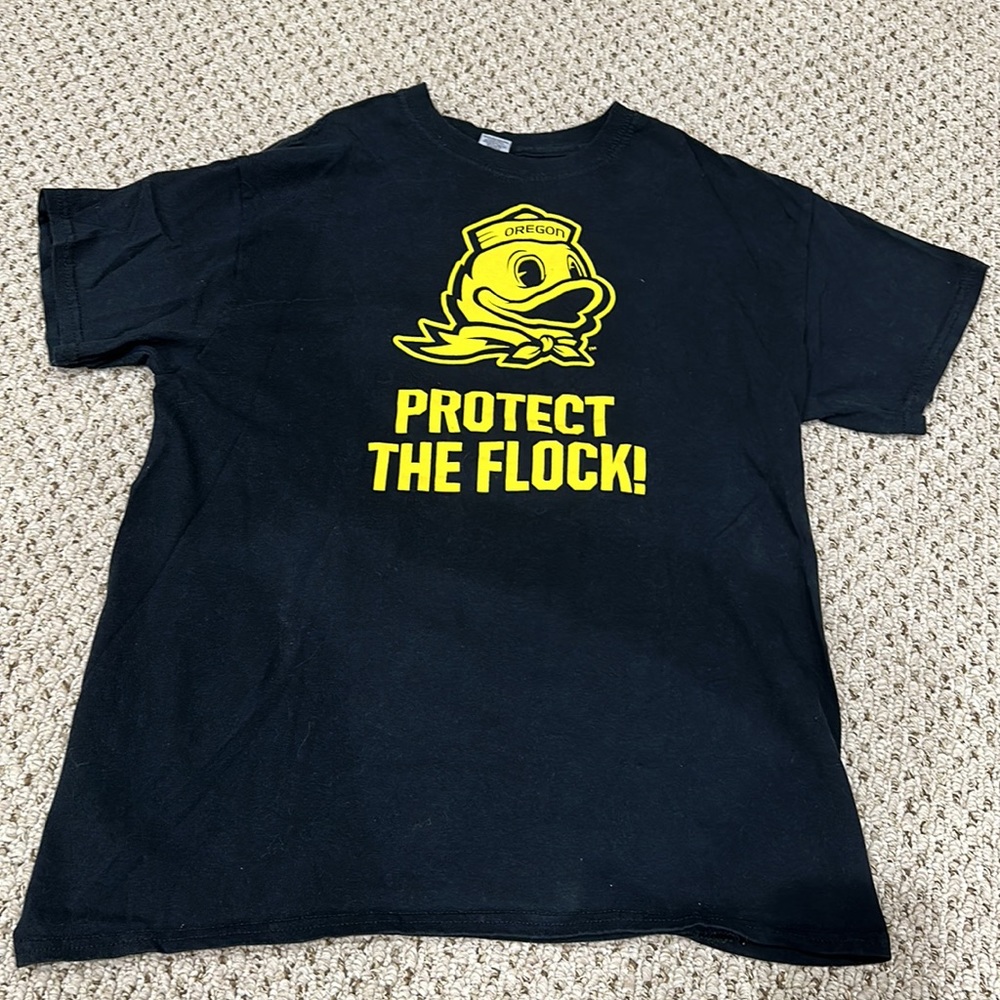University of Oregon Ducks T-shirt “PROTECT THE FLOCK” size medium